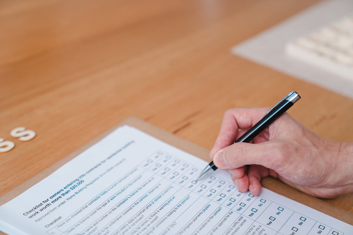 Fachkraft bei der Überprüfung eines Hygieneplans